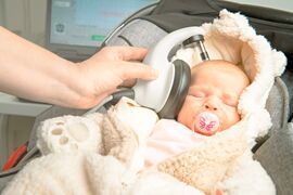 Gehöruntersuchung bei einem Baby